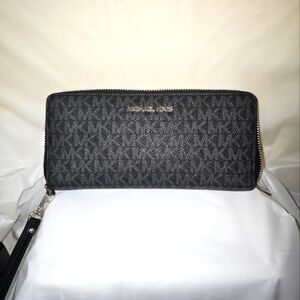 Michael Kors Zippy Wallet